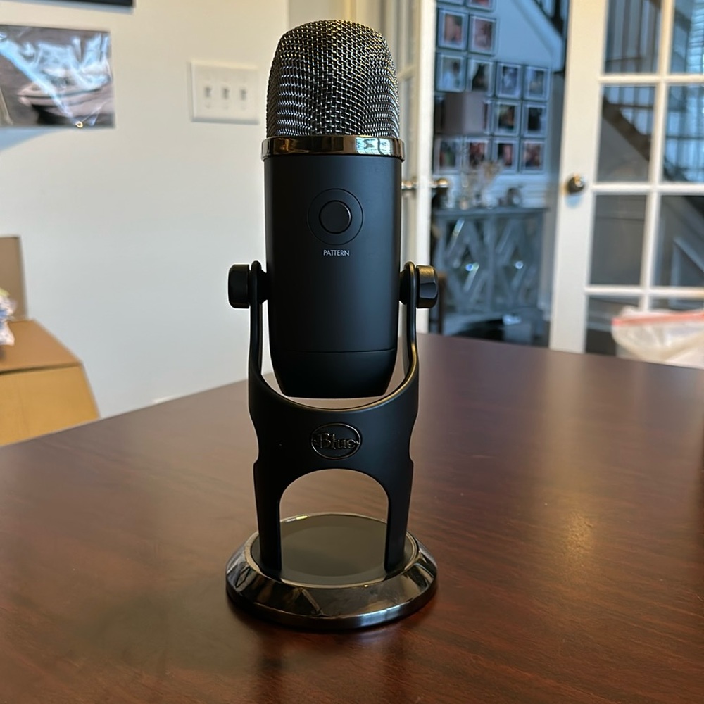 Blue Yeti X Professional USB Condenser Microphone for PC, Mac, Gaming, Recording